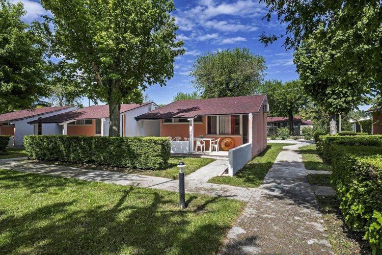 Вилла Bungalow In Caorle With Garden Furniture Дуна-Верде Экстерьер фото