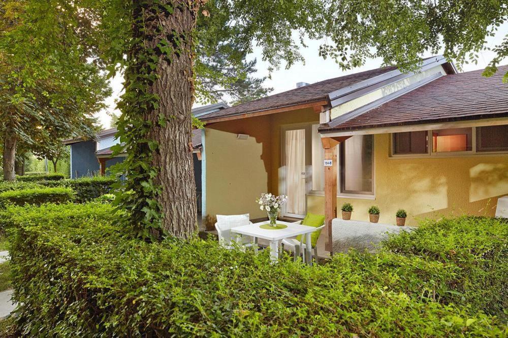 Вилла Bungalow In Caorle With Garden Furniture Дуна-Верде Экстерьер фото