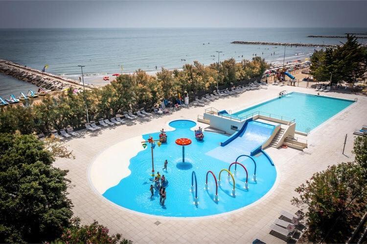 Вилла Bungalow In Caorle With Garden Furniture Дуна-Верде Экстерьер фото