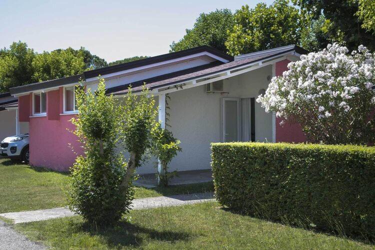 Вилла Bungalow In Caorle With Garden Furniture Дуна-Верде Экстерьер фото