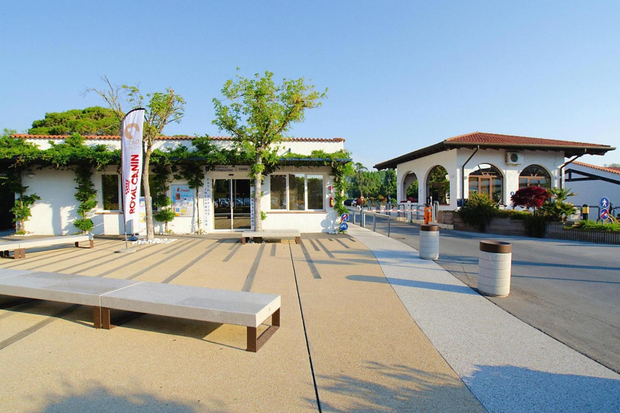 Вилла Bungalow In Caorle With Garden Furniture Дуна-Верде Экстерьер фото