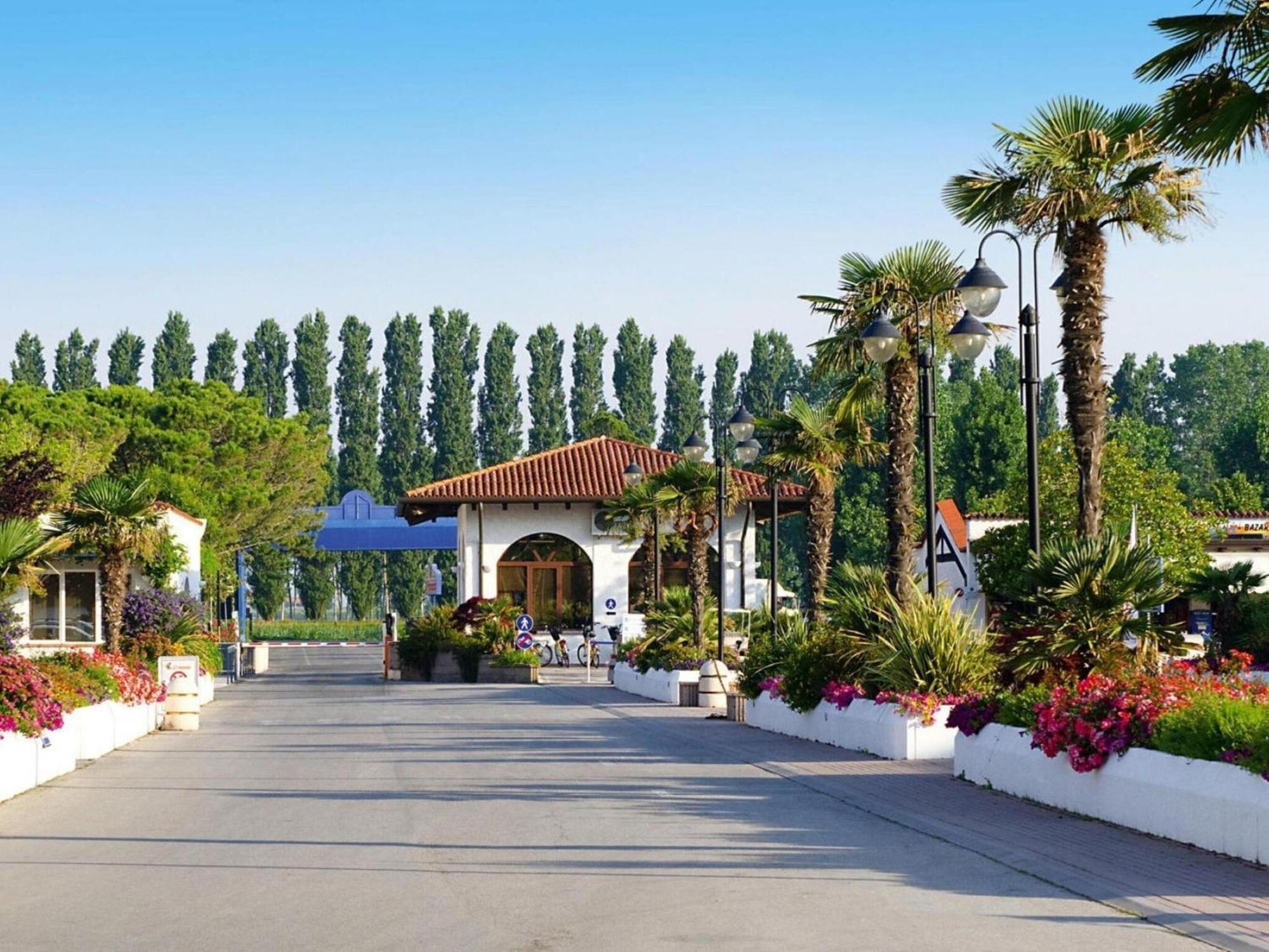Вилла Bungalow In Caorle With Garden Furniture Дуна-Верде Экстерьер фото